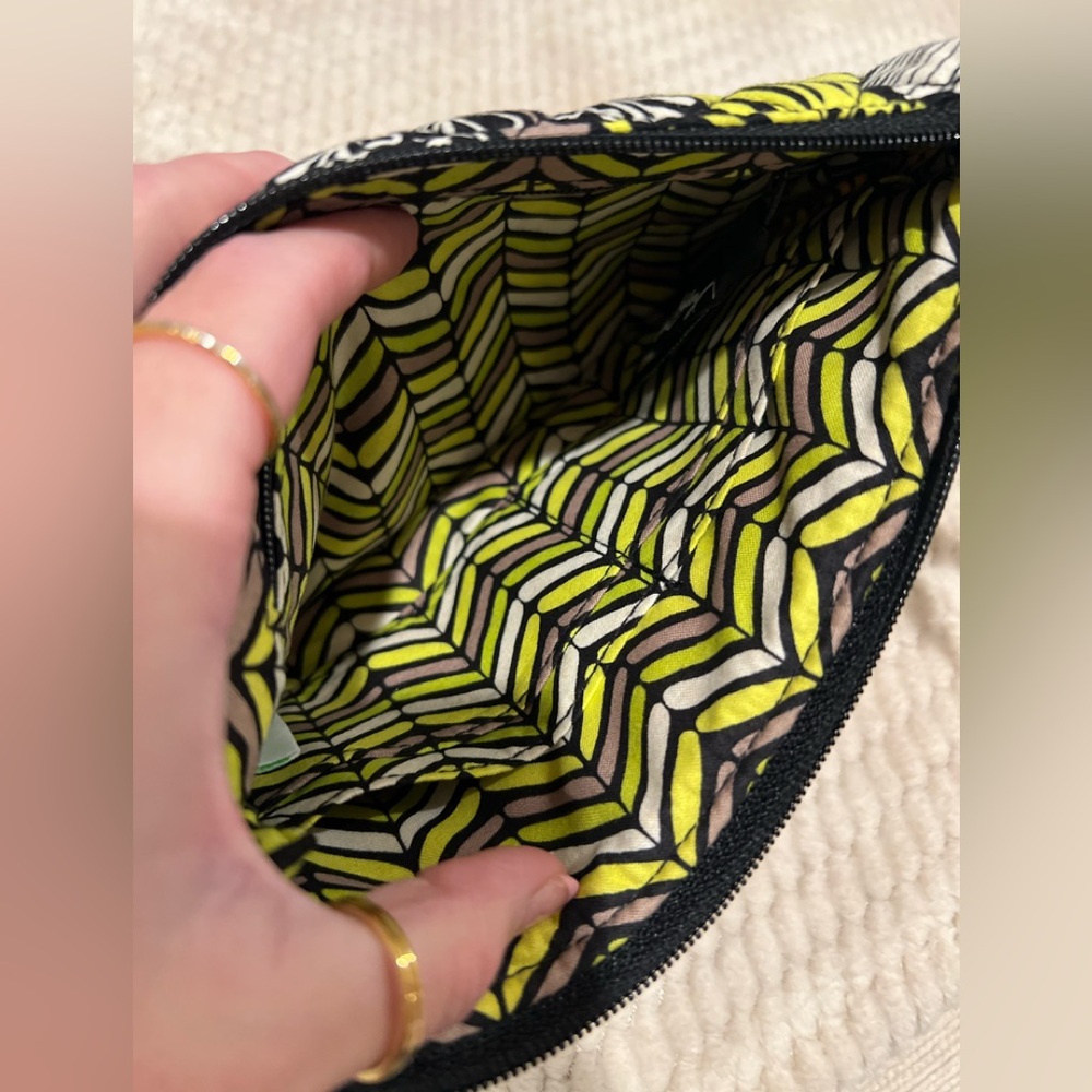 💚🖤𝑽𝑬𝑹𝑨 𝑩𝑹𝑨𝑫𝑳𝑬𝒀💛🖤 Pushlock Wristlet - Picture 7 of 10